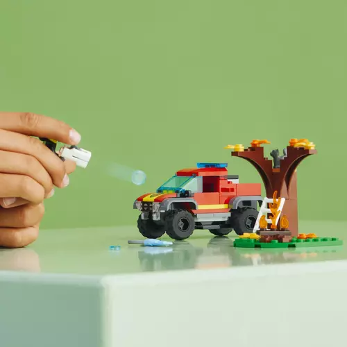 Kép 4/9 - LEGO® City - 4x4 Tűzoltóautós mentés