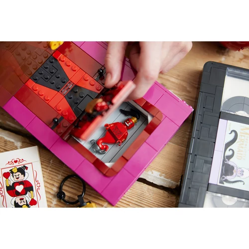 Kép 8/12 - LEGO® Disney - Gonosztevők ikonikus tárgyai