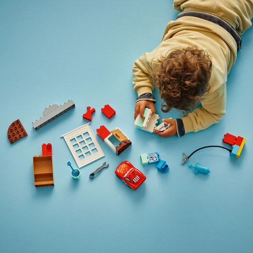 Kép 5/8 - LEGO® DUPLO®  Disney - McQueen látogatása Doki garázsában