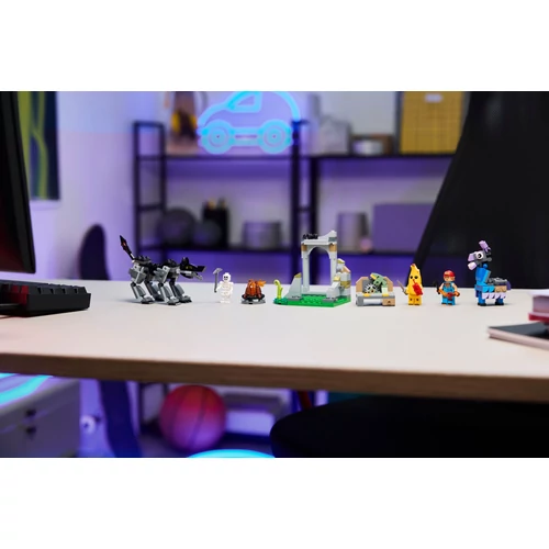 Kép 6/9 - LEGO® Fortnite® - Peely és Sparkplug táborhelye