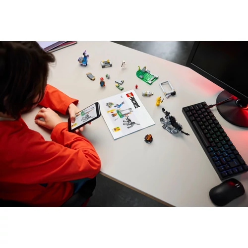 Kép 7/9 - LEGO® Fortnite® - Peely és Sparkplug táborhelye