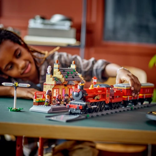 Kép 6/11 - LEGO® Harry Potter™ - Roxfort Expressz™ és Roxmorts™ állomás
