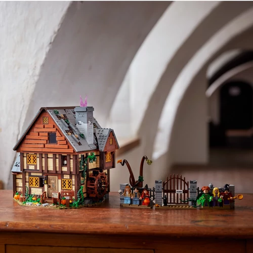 Kép 10/13 - LEGO® Ideas - Disney Hókusz pókusz: A Sanderson nővérek háza