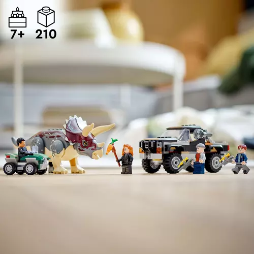 Kép 2/10 - LEGO® Jurassic World - Triceratops támadása a teherautó ellen