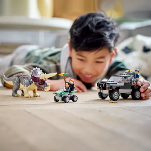 Kép 6/10 - LEGO® Jurassic World - Triceratops támadása a teherautó ellen