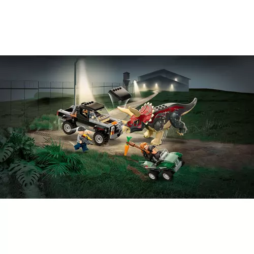 Kép 7/10 - LEGO® Jurassic World - Triceratops támadása a teherautó ellen