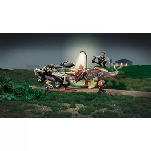 Kép 8/10 - LEGO® Jurassic World - Triceratops támadása a teherautó ellen