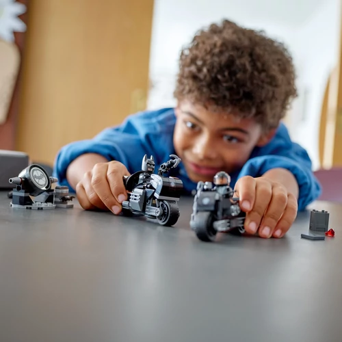 Kép 5/9 - LEGO® DC - Batman™ és Selina Kyle™ motorkerékpáros üldözés