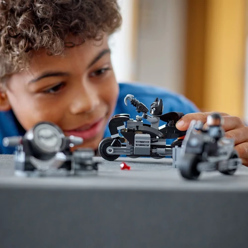 Kép 3/9 - LEGO® DC - Batman™ és Selina Kyle™ motorkerékpáros üldözés
