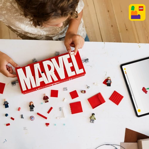 Kép 3/8 - LEGO® Marvel - MARVEL logó és minifigurák