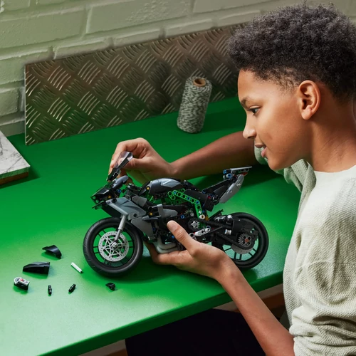 Kép 4/8 - LEGO® Technic - Kawasaki Ninja H2R motorkerékpár